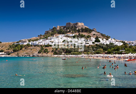 Lindos mit der Burg oben auf der griechischen Insel Rhodos, Griechenland. Stockfoto