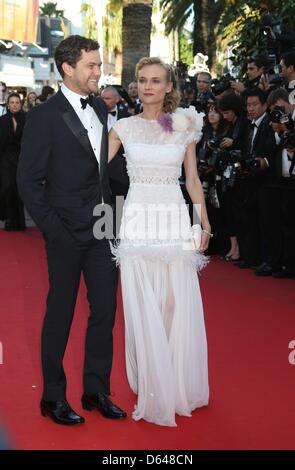 Schauspielerin und Jurymitglied Diane Kruger und ihrem Lebensgefährten Joshua Jackson ankommen bei der Premiere von "Töten Sie leise" während der 65. Filmfestspiele von Cannes am Palais des Festivals in Cannes, Frankreich, am 22. Mai 2012. Foto: Hubert Boesl Stockfoto