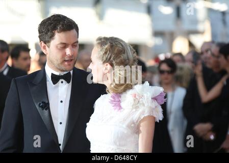 Schauspielerin und Jurymitglied Diane Kruger und ihrem Lebensgefährten Joshua Jackson ankommen bei der Premiere von "Töten Sie leise" während der 65. Filmfestspiele von Cannes am Palais des Festivals in Cannes, Frankreich, am 22. Mai 2012. Foto: Hubert Boesl Stockfoto