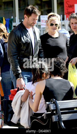 Hugh Jackman und Deborra-Lee Furness Hugh Jackman genießen einen sonnigen Tag in Manhattan mit seiner Frau und seiner Tochter New York City Stockfoto