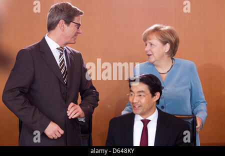 Bundeskanzlerin Angela Merkel (CDU, R) im Gespräch mit Bundesaußenminister Guido Westerwelle (FDP, L) und Bundesminister für Wirtschaft Philipp Rösler (FDP) vor Beginn der Kabinettssitzung im Bundeskanzleramt in Berlin, Deutschland, 23. Mai 2012. Das Kabinett bespricht der föderalen Regierungsbericht auf Forschung und Innovation sowie das Gesetz über die Reduzierung der "kalten Progr Stockfoto