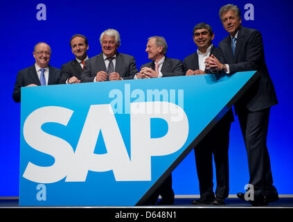 Mitglieder des Vorstands der SAP Gerhard Oswald (L-R), Vorstandssprecher Jim Hagemann Snabe, Vorsitzender des Vorstands, Hasso Plattner, Finanzvorstand Werner Brandt, Vishal Sikka und Sprecher des Vorstands Bill McDermott hinter einer SAP-Logo auf der Hauptversammlung des deutschen Software-Unternehmens SAP AG in der SAP Arena in Mannheim, Germany, 23. Mai 2012 stehen. Europas größte Software-Unternehmen registriert Stockfoto