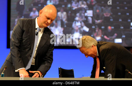 Vorsitzender des Vorstands der Metro Group Franz-Markus Haniel (R) und CEO Olaf Koch erreichen des Unternehmens Hauptversammlung in Düsseldorf, 23. Mai 2012. Nach einem turbulenten Jahr mit einer Krise der Führung und einem Rückgang der Gewinne sowie den gescheiterten Verkauf von Kaufhof werden die Aktionären heute zu Wort kommen. Foto: CAROLINE SEIDEL Stockfoto