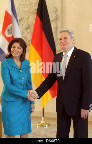 Bundespräsident Joachim Gauck erhält Präsident von Costa Rica Laura Chinchilla Miranda Schloss Bellevue in Berlin, Deutschland, 23. Mai 2012. Laura Chinchilla Miranda ist derzeit in Deutschland für einen Staatsbesuch. Foto: KAY NIETFELD Stockfoto