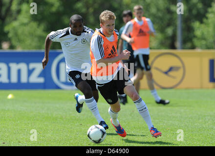 Fußball-Spieler, die den Ball während einer Trainingseinheit von der deutschen Fußball-Nationalmannschaft in Tourettes Cacau (L) und Andre Schuerrle wetteifern in der Nähe von Cannes, Frankreich, 23. Mai 2012. Derzeit bereitet die deutsche Fußball-Nationalmannschaft der UEFA Fußball-Europameisterschaft 2012 in ein Trainingslager im Süden von Frankreich. Foto: ANDREAS GEBERT Stockfoto