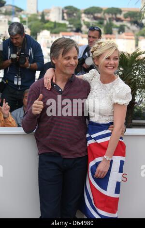 Schauspielern Kirsten Dunst und Viggo Mortensen stellen bei dem Fototermin von "On The Road" während der 65. Filmfestspiele von Cannes am Palais des Festivals in Cannes, Frankreich, am 23. Mai 2012. Foto: Hubert Boesl Stockfoto