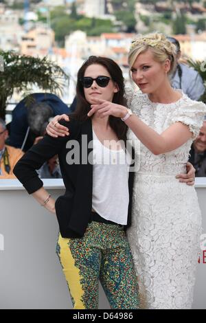 Schauspielerinnen Kristen Stewart (l) und Kirsten Dunst teilnehmen Photocall "On The Road" während der 65. Filmfestspiele von Cannes am Palais des Festivals in Cannes, Frankreich, am 23. Mai 2012. Foto: Hubert Boesl Stockfoto