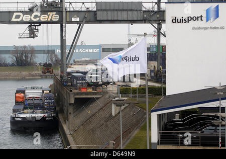 Containerschiffe werden geladen, da sie neben dem Pier und der Hauptsitz des Duisburger Container-Hafen-terminal-Betreiber "Duisburger Hafen AG" in Duisburg, Deutschland, 8. April 2013 zu verankern. Foto: Roland Weihrauch Stockfoto