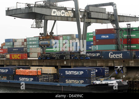 Containerschiffe werden geladen, da sie neben dem Pier des Duisburger Container-Hafen-terminal-Betreiber "Duisburger Hafen AG" in Duisburg, Deutschland, 8. April 2013 zu verankern. Foto: Roland Weihrauch Stockfoto