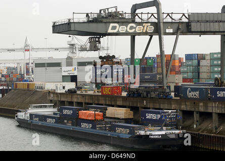 Containerschiffe werden geladen, da sie neben dem Pier des Duisburger Container-Hafen-terminal-Betreiber "Duisburger Hafen AG" in Duisburg, Deutschland, 8. April 2013 zu verankern. Foto: Roland Weihrauch Stockfoto