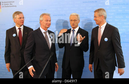CEO der Lufthansa Christoph Franz (L-R), Präsident der deutschen Vereinigung der Air Transport Klaus-Peter Siegloch, Trasport Bundesminister Peter Ramsauer und CEO von Fraport, Stefan Schulte nehmen Sie Teil an einer Pressekonferenz in Berlin, Deutschland, 23. Mai 2012. Sie trafen sich um die Zukunft des Luftverkehrs zu diskutieren. Foto: Wolfgang Kumm Stockfoto