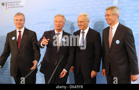 CEO der Lufthansa Christoph Franz (L-R), Präsident der deutschen Vereinigung der Air Transport Klaus-Peter Siegloch, Trasport Bundesminister Peter Ramsauer und CEO von Fraport, Stefan Schulte nehmen Sie Teil an einer Pressekonferenz in Berlin, Deutschland, 23. Mai 2012. Sie trafen sich um die Zukunft des Luftverkehrs zu diskutieren. Foto: Wolfgang Kumm Stockfoto