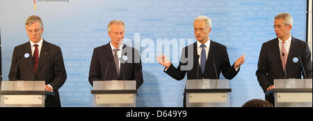 CEO der Lufthansa Christoph Franz (L-R), Präsident der deutschen Vereinigung der Air Transport Klaus-Peter Siegloch, Trasport Bundesminister Peter Ramsauer und CEO von Fraport, Stefan Schulte nehmen Sie Teil an einer Pressekonferenz in Berlin, Deutschland, 23. Mai 2012. Sie trafen sich um die Zukunft des Luftverkehrs zu diskutieren. Foto: Wolfgang Kumm Stockfoto