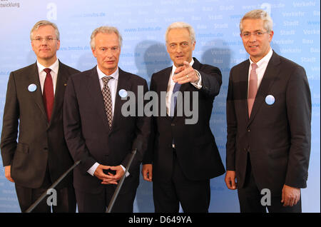 CEO der Lufthansa Christoph Franz (L-R), Präsident der deutschen Vereinigung der Air Transport Klaus-Peter Siegloch, Trasport Bundesminister Peter Ramsauer und CEO von Fraport, Stefan Schulte nehmen Sie Teil an einer Pressekonferenz in Berlin, Deutschland, 23. Mai 2012. Sie trafen sich um die Zukunft des Luftverkehrs zu diskutieren. Foto: Wolfgang Kumm Stockfoto
