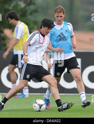 Bundestrainer Joachim Löw (l) Und Benedikt Höwedes Spieler Kämpfen um Den Ball bin Mittwoch (23.05.2012) Im Training Auf Einem Fußballplatz in Tourrettes (Frankreich) in der Nähe von Cannes. Die Deutsche Fußball-Nationalmannschaft Bereitet Sich in Einem Trainingslager in Südfrankreich Auf Die EM 2012 Vor. Foto: Andreas Gebert dpa Stockfoto