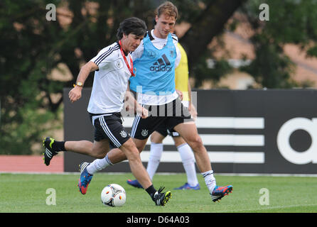 Bundestrainer Joachim Löw (l) Und Benedikt Höwedes Spieler Kämpfen um Den Ball bin Mittwoch (23.05.2012) Im Training Auf Einem Fußballplatz in Tourrettes (Frankreich) in der Nähe von Cannes. Die Deutsche Fußball-Nationalmannschaft Bereitet Sich in Einem Trainingslager in Südfrankreich Auf Die EM 2012 Vor. Foto: Andreas Gebert dpa Stockfoto