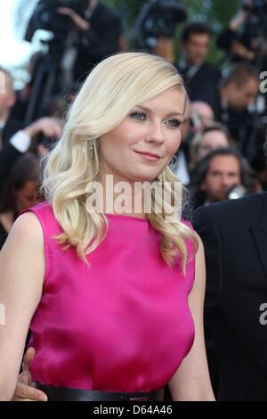 Schauspielerin Kirsten Dunst kommt bei der Premiere von "On The Road" bei den 65. Filmfestspielen im Palm Beach in Cannes, Frankreich, am 23. Mai 2012. Foto: Hubert Boesl Stockfoto