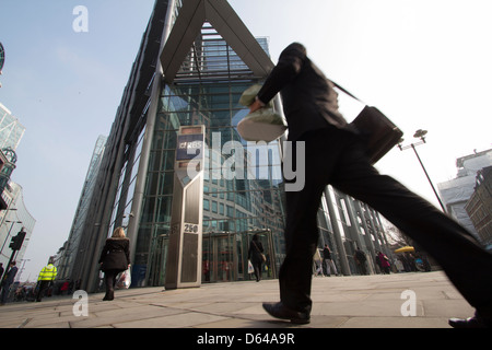 Fußgänger passieren die Hauptniederlassung der Royal Bank of Scotland (RBS) in London, Großbritannien – ein wichtiger Standort im britischen Finanzdienstleistungssektor und Teil der NatWest Group. Stockfoto
