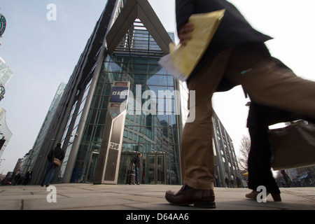 Fußgänger passieren die Hauptniederlassung der Royal Bank of Scotland (RBS) in London, Großbritannien – ein wichtiger Standort im britischen Finanzdienstleistungssektor und Teil der NatWest Group. Stockfoto