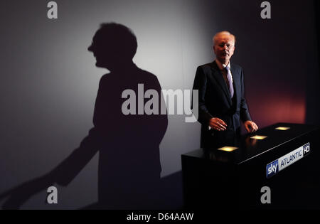 Der Entertainer und Moderator Harald Schmidt, besucht die Präsentation des neuen Pay tv-Plattform Sky Atlantic HD in Hamburg, Germany, 23. Mai 2012. Die neue HD-Kanal bringt der US-Sender HBO nach Deutschland. Foto: Christian Charisius Stockfoto