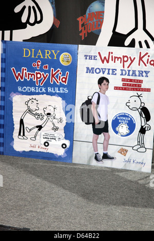 Atmosphäre-Stars "Diary Of A Wimpy Kid: Rodrick Rules besuchen Planet Hollywood Times Square New York City, USA - 16.03.11 Stockfoto