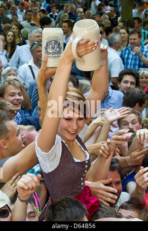 Eine junge Frau freut sich über ihr Mass Freibier bei der Eröffnung der 257. Bergkirchweih mit dem traditionellen Anstich des Fasses in Erlangen, Deutschland, 24. Mai 2012. Veranstalter erwarten mehr als 1 Million Besucher in diesem Jahr wieder. Der Preis für eine eine "Masse" (ein Liter Bier) blieb stabil bei 7,50 Euro für das dritte Jahr in Folge. Das Oktoberfest endet am 4. Juni 2012. P Stockfoto