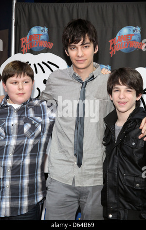 Robert Capron, Devon Bostick und Zack-Gordon-Stars von "Diary Of A Wimpy Kid: Rodrick Rules besuchen Sie Planet Hollywood Times Square Stockfoto