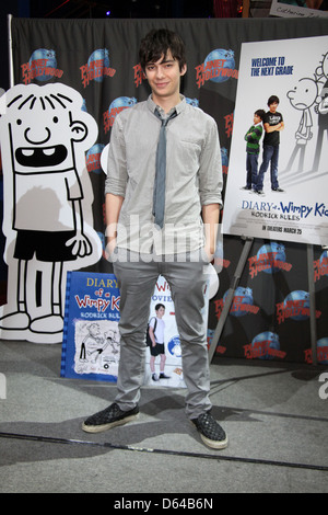 Devon Bostick Stars von "Diary Of A Wimpy Kid: Rodrick Rules besuchen Planet Hollywood Times Square New York City, USA - 16.03.11 Stockfoto