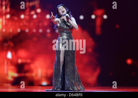 Filipa Sousa aus Portugal führt während der 2. Halbfinale des Eurovision Song Contest 2012 in Baku, Aserbaidschan, 24. Mai 2012. Das Finale der 57. Eurovision Song Contest findet am 26. Mai 2012. Foto: Joerg Carstensen +++(c) Dpa - Bildfunk +++ Stockfoto