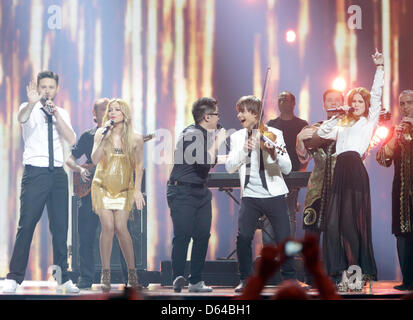 Durchführen Sie Ell & Nikki (L-R), ESC-Gewinner von 2011, Marija Serifovic, ESC-Sieger von 2007, Alexander Rybak, ESC-Gewinner von 2009 und deutschen Sängerin Lena Meyer-Landrut, ESC-Gewinner von 2010, während der 2. Halbfinale des Eurovision Song Contest 2012 in Baku, Aserbaidschan, 24. Mai 2012. Das Finale der 57. Eurovision Song Contest findet am 26. Mai 2012. Foto: Joerg Carstensen +++(c) Stockfoto