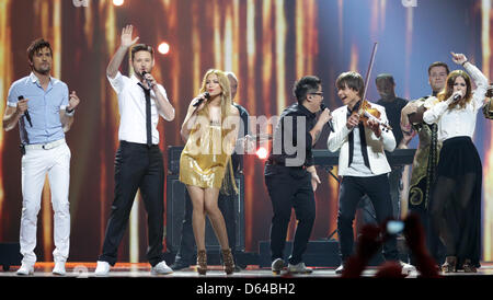 Dima Bilan (L-R), ESC-Sieger von 2008, Ell & Nikki, ESC-Gewinner von 2011, Marija Serifovic, ESC-Sieger von 2007, Alexander Rybak, ESC-Gewinner von 2009 und deutschen Sängerin Lena Meyer-Landrut, ESC-Gewinner von 2010, durchführen während das 2. Halbfinale des Eurovision Song Contest 2012 in Baku, Aserbaidschan, 24. Mai 2012. Das Finale der 57. Eurovision Song Contest findet am 26. Mai 2012. Stockfoto