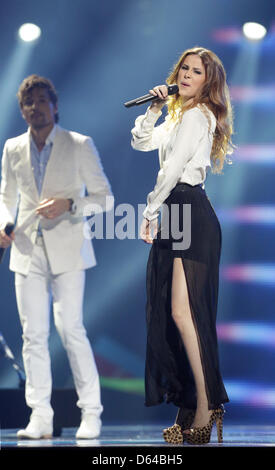 Dima Bilan, ESC-Sieger von 2008, und deutsche Sängerin Lena Meyer-Landrut, ESC-Gewinner von 2010, durchführen während der 2. Halbfinale des Eurovision Song Contest 2012 in Baku, Aserbaidschan, 24. Mai 2012. Das Finale der 57. Eurovision Song Contest findet am 26. Mai 2012. Foto: Jörg Carstensen Stockfoto