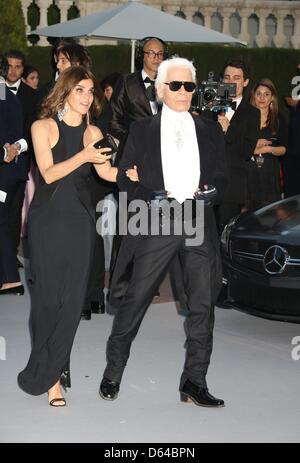 Designer Karl Lagerfeld und französischen Vogue Carine Roitfeld-Editor kommen bei der AmfAR Kino gegen Aids Gala während der 65. Filmfestspiele von Cannes im Hotel du Cap-Eden-Roc in Antibes, Frankreich, am 24. Mai 2012. Foto: Hubert Boesl Stockfoto