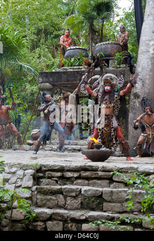 Tänzerinnen tanzen Vertreter der prä-hispanischen Maya-Kultur. Xcaret, Riviera Maya, Yucatan, Mexiko. Stockfoto