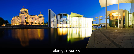 wunderschönes Panorama Stadtansicht mit deutschen Regierungsgebäude und Reichstag in Berlin, Deutschland, in der Nacht Stockfoto