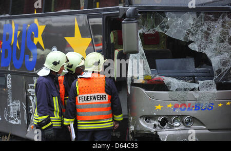 (Datei) - ein Dpa-Datei Bild datiert 26. September 2010 zeigt Feuerwehrleute untersuchen einen zerstörten Reisebus nach einem Unfall, die 14 Toten in Rangsdorf, Deutschland zu verlassen. Die Studie über den Unfall wird weiterhin als lokale Kammer des Rgeional zuständig für die Angelegenheit am 25. Mai 2012 bekannt gegeben. Foto: Bernd Settnik Stockfoto