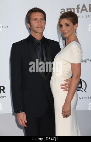 Prinz Emmanuel Philibert von Savoyen und französischen Schauspielerin Clotilde Courau kommen bei der AmfAR Kino gegen Aids Gala während der 65. Filmfestspiele von Cannes im Hotel du Cap-Eden-Roc in Antibes, Frankreich, am 24. Mai 2012. Foto: Hubert Boesl Stockfoto