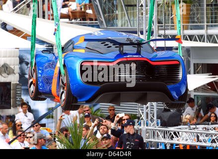 Der neue Renault Alpine A110-50 Concept-Car ist vor der Präsentation auf einem Kran an der F1 Rennstrecke von Monte Carlo, 25. Mai 2012 gezeigt. Renault präsentiert das Auto der Formel1 Wochenende in Monaco. Der Grand Prix statt findet am 27. Mai. Foto: Jens Buettner Dpa +++(c) Dpa - Bildfunk +++ Stockfoto