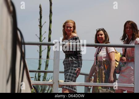 Schauspielerin Nicole Kidman lässt die Photocall 'Hemingway und Gellhorn' bei den 65. Filmfestspielen im Palais des Festivals in Cannes, Frankreich, am 25. Mai 2012. Foto: Hubert Boesl Stockfoto