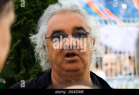 Der ehemalige Teamchef von Renault, italienische Flavio Briatore, im Gespräch mit Journalisten in der F1-Rennstrecke von Monte Carlo, 25. Mai 2012. Der Grand Prix statt findet am 27. Mai. Foto: Jens Buettner Dpa +++(c) Dpa - Bildfunk +++ Stockfoto