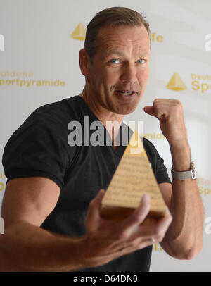 Ex-Boxer Henry Maske hält "Goldene Sport Pyramide" während der Preisverleihung in Berlin, Deutschland, 25. Mai 2012. Die Darlehensarten prämiert herausragende Sport-Persönlichkeiten für ihr Lebenswerk geehrt werden. Foto: Britta Pedersen Stockfoto