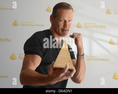 Ex-Boxer Henry Maske hält "Goldene Sport Pyramide" während der Preisverleihung in Berlin, Deutschland, 25. Mai 2012. Die Darlehensarten prämiert herausragende Sport-Persönlichkeiten für ihr Lebenswerk geehrt werden. Foto: Britta Pedersen Stockfoto