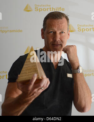 Ex-Boxer Henry Maske hält "Goldene Sport Pyramide" während der Preisverleihung in Berlin, Deutschland, 25. Mai 2012. Die Darlehensarten prämiert herausragende Sport-Persönlichkeiten für ihr Lebenswerk geehrt werden. Foto: Britta Pedersen Stockfoto