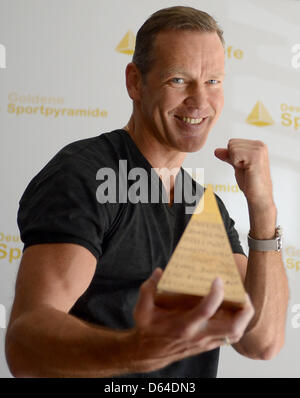 Ex-Boxer Henry Maske hält "Goldene Sport Pyramide" während der Preisverleihung in Berlin, Deutschland, 25. Mai 2012. Die Darlehensarten prämiert herausragende Sport-Persönlichkeiten für ihr Lebenswerk geehrt werden. Foto: Britta Pedersen Stockfoto