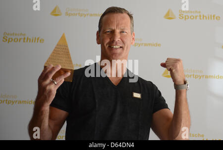 Ex-Boxer Henry Maske hält "Goldene Sport Pyramide" während der Preisverleihung in Berlin, Deutschland, 25. Mai 2012. Die Darlehensarten prämiert herausragende Sport-Persönlichkeiten für ihr Lebenswerk geehrt werden. Foto: Britta Pedersen Stockfoto