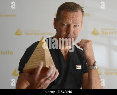 Ex-Boxer Henry Maske hält "Goldene Sport Pyramide" während der Preisverleihung in Berlin, Deutschland, 25. Mai 2012. Die Darlehensarten prämiert herausragende Sport-Persönlichkeiten für ihr Lebenswerk geehrt werden. Foto: Britta Pedersen Stockfoto