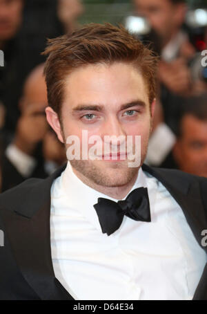 Schauspieler Robert Pattinson kommt bei der Premiere von "Cosmopolis" während der 65. Filmfestspiele von Cannes am Palais des Festivals in Cannes, Frankreich, am 25. Mai 2012. Foto: Hubert Boesl Stockfoto