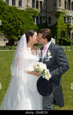 Frisch vermählte Melissa Eliyesil und Graf Charles von Faber-Castell Pose vor dem Schloss der Familie Faber-Castell in der Nähe von Nürnberg, 26. Mai 2012. Neben Verwandten und engen Freunden besuchen Gäste aus verschiedenen Teilen der Welt die Zeremonie. Foto: DANIEL KARMANN Stockfoto