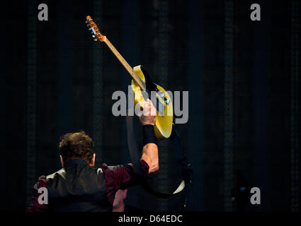 Bruce Springsteen führt beim ersten Konzert seiner 'Wrecking Ball'-Tour in der Commerzbank-Arena in Frankfurt Main, Deutschland, 25. Mai 2012. Das neue Album der 62 Jahre alte Sängerin Springsteen Ansätze kritisch Fragen im Zusammenhang mit Hedge-Fonds, Makler und Spekulanten. Foto: Boris Roessler Stockfoto