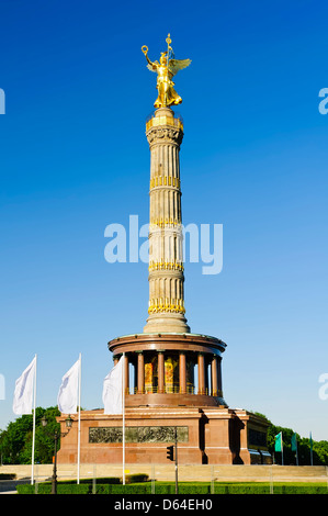 Siegessäule in Berlin, Deutschland mit blauem Himmel Stockfoto